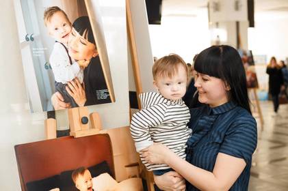 У холі міської ради відкрилася фотовиставка «Сонячні»