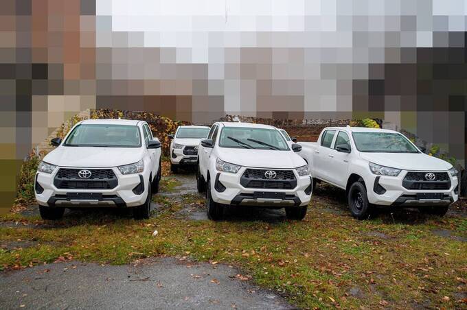 Щоб зберегти життя бійців: Вінниця передала п'ять позашляховиків для військових підрозділів