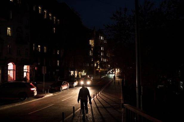 Чому світло вимикають не скрізь? Міненерго пояснило, як складають графіки по областях