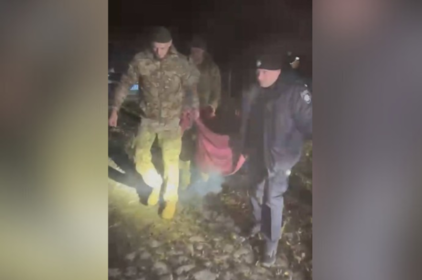 У Вінницькій області поліція та місцеві жителі врятували жінку, яка добу пролежала в хащах