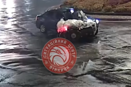 Автомобіль в'їхав у мотоцикл на головній дорозі: як учасники вирішили ситуацію (відео)