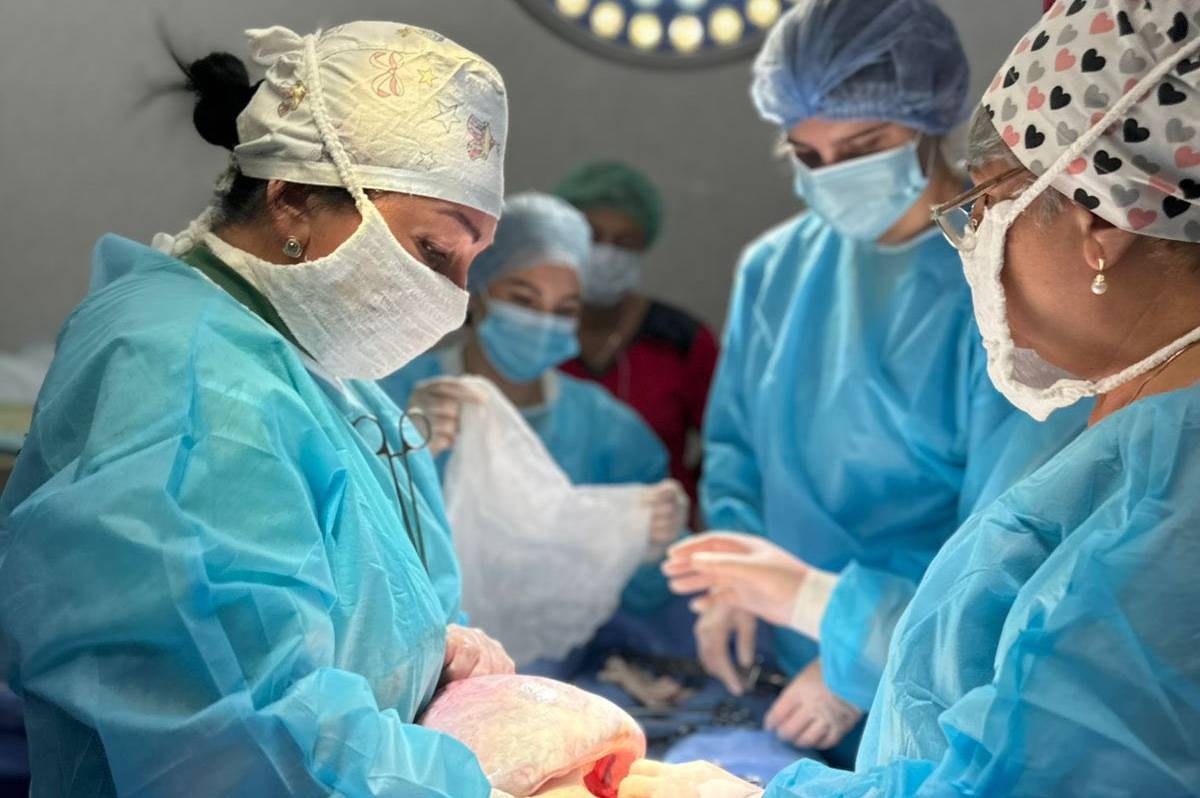 Хірурги "Пироговки" видалили гігантську кістому яєчника вагою 18 кг