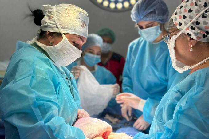 Хірурги "Пироговки" видалили гігантську кістому яєчника вагою 18 кг