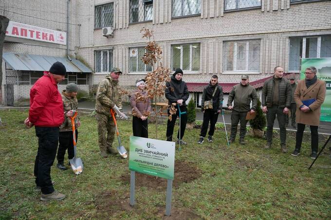 На території лікарні ім. Пирогова висадили мільярдне дерево в рамках програми «Зелена країна» (фото)