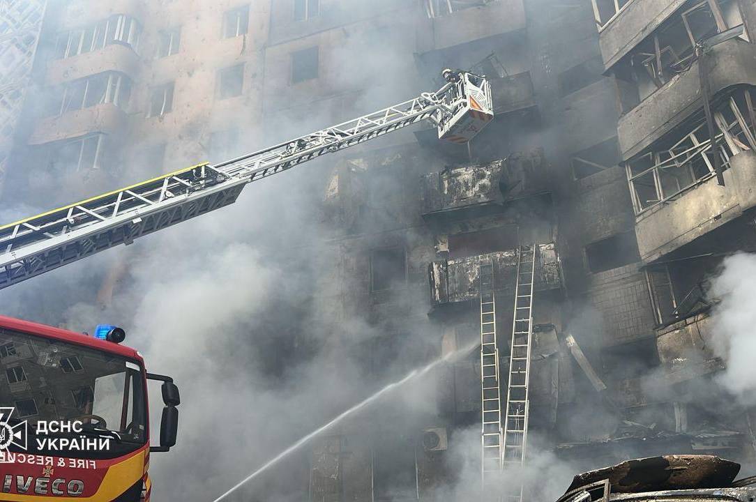 Масований обстріл України: у Тернополі десятки жертв, під завалами залишаються люди