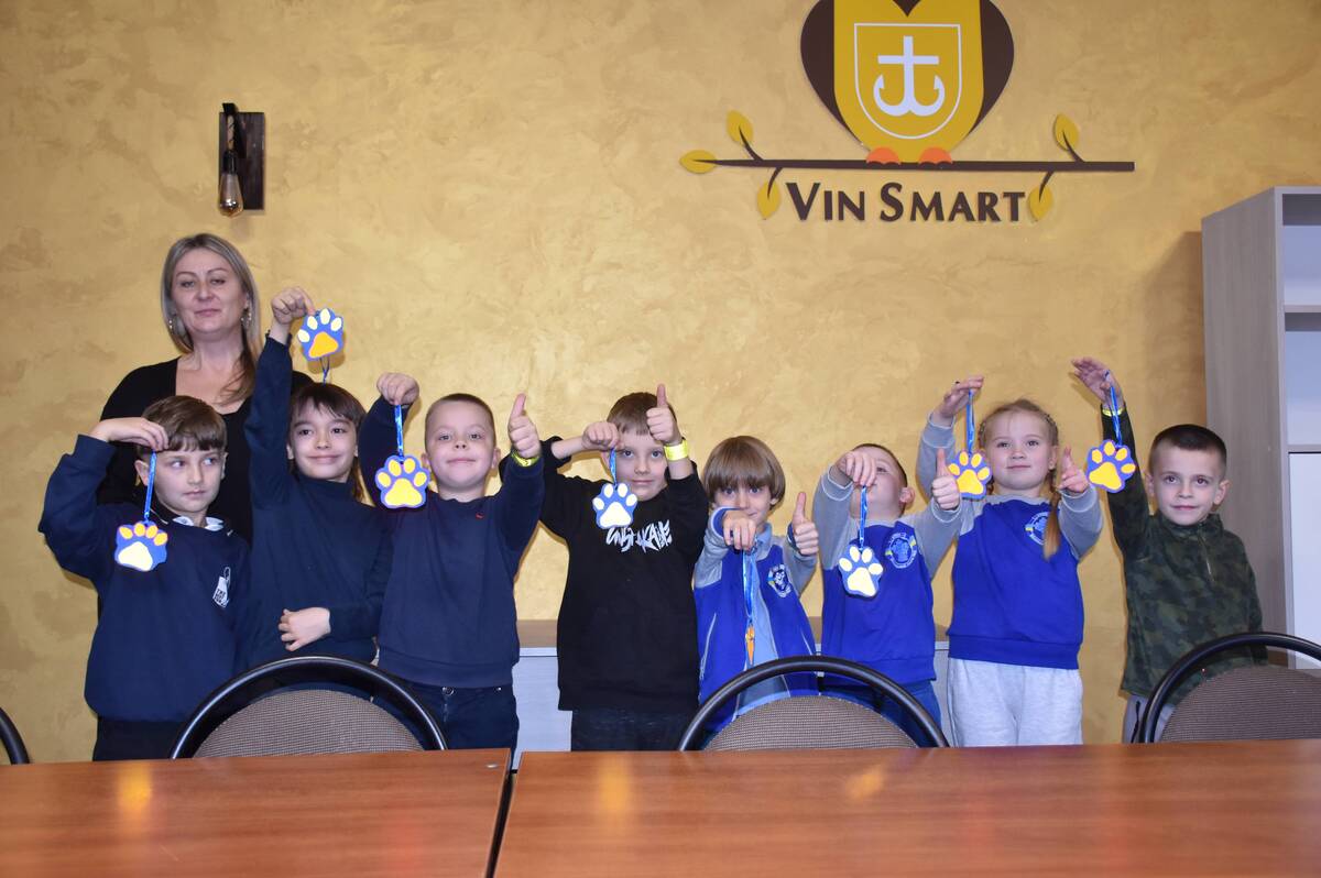 Щоб бути помітнішими на дорозі: вінницькі школярі власноруч виготовляли флікери