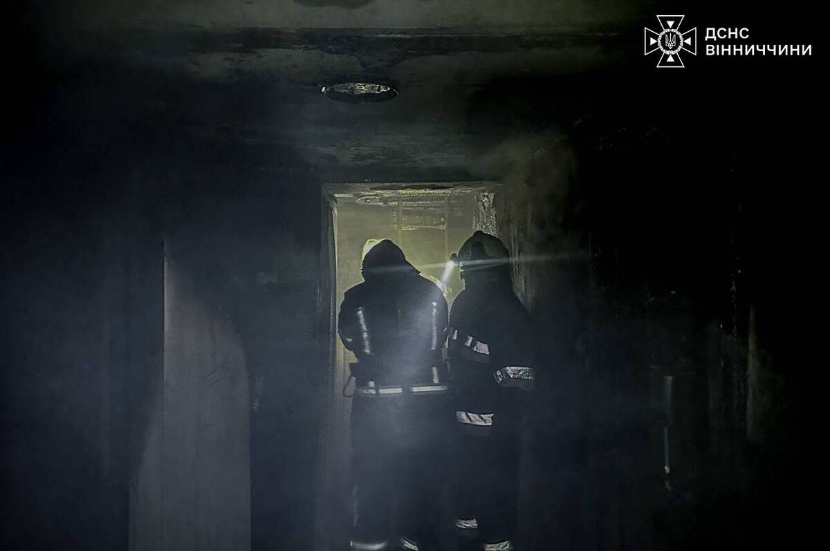 У Барській громаді горів будинок багатодітної родини, постраждала мати та донька