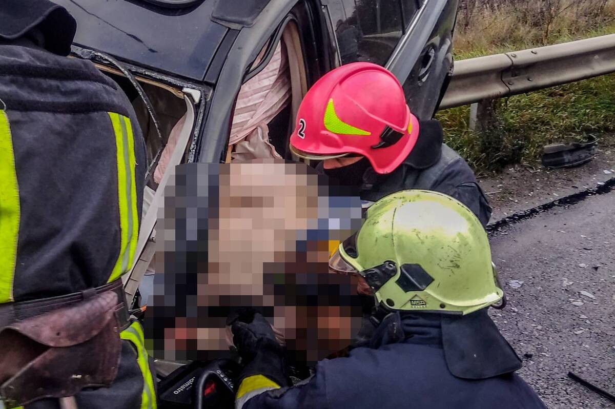 Смертельна аварія та травмована водійка: рятувальники Вінниччини ліквідували наслідки двох ДТП