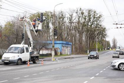 У Вінниці на перехресті Київської та Індустріального оновлюють світлофори та пішохідні переходи