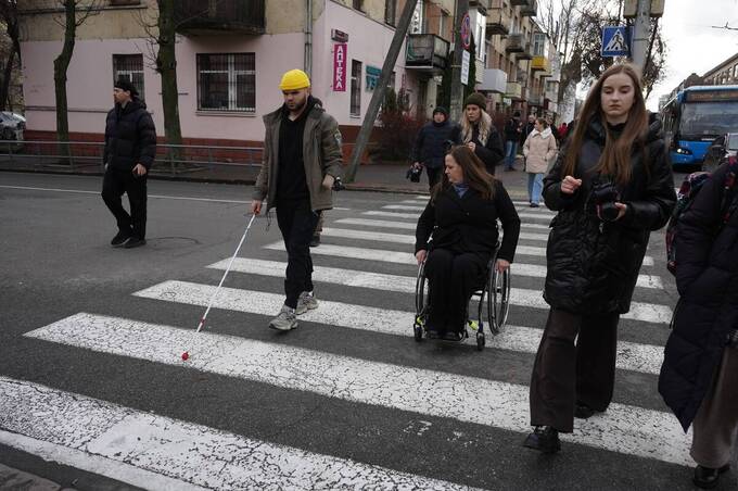 Без бар’єрів та зайвих перешкод: у Вінниці протестували новий інклюзивний маршрут