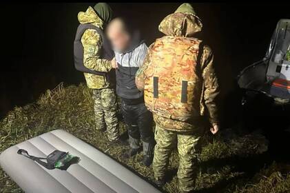 Прикордонники врятували мешканця Вінниччини, який плив до Молдови на матраці