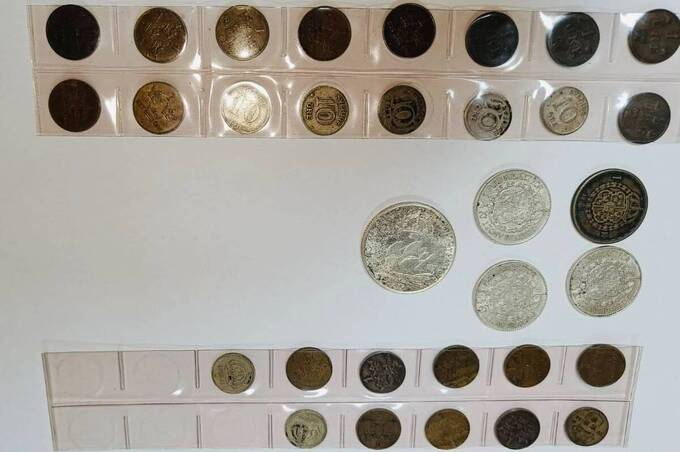Вінницькі митники зупинили незаконний транзит історичних монет