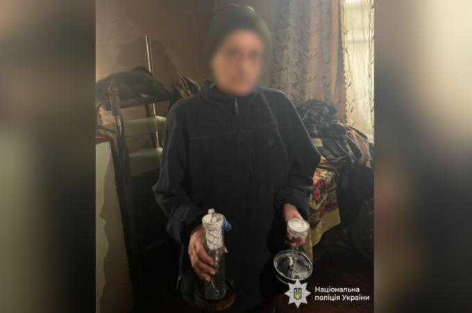 Поліція Вінниччини затримала жінку, яка вчинила наругу над могилою військового