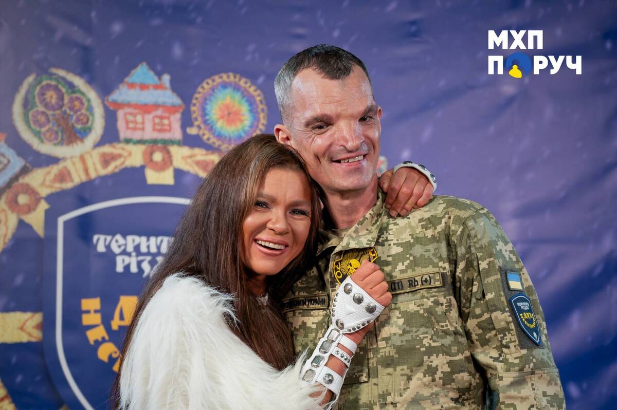 Захисник з Ладижина заспівав різдвяну колядку разом із українськими зірками