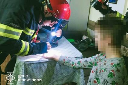 Хлопчик ледь не втратив палець через гру з кришкою від пляшки 