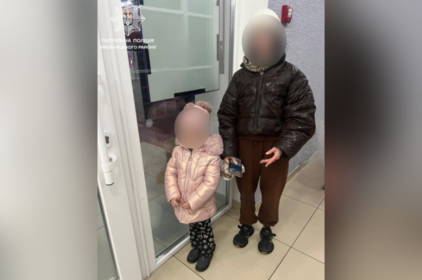 У Хмільнику патрульні повернули додому загублену 4-річну дівчинку