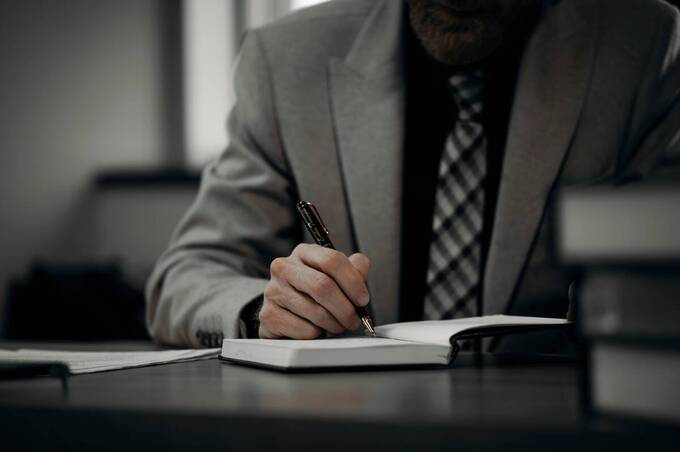 Юрист vs адвокат vs нотаріус: хто кому потрібен насправді