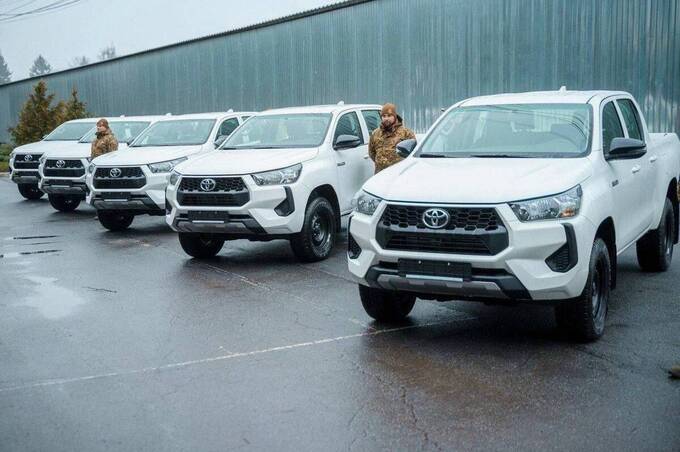 Пʼять нових пікапів та 300 FPV-дронів передав Міжрегіональний координаційний гуманітарний штаб захисникам з «Червоної калини»  