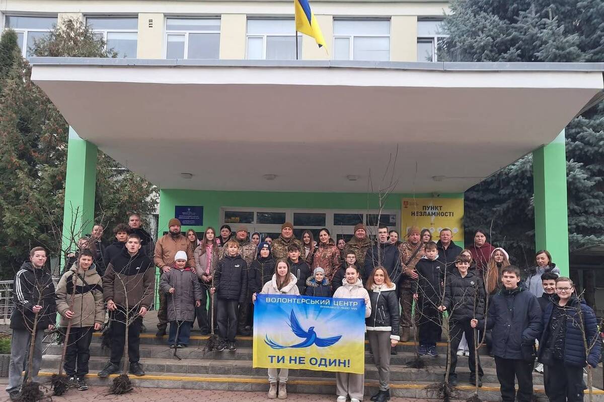 У вінницькому ліцеї №29 висадили 25 плодових дерев до Дня ЗСУ (фото)
