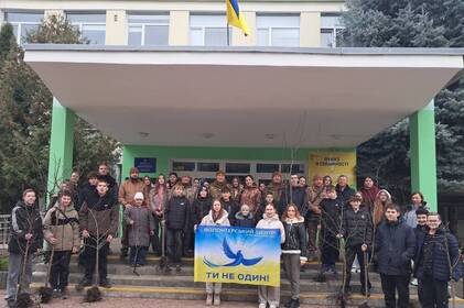 У вінницькому ліцеї №29 висадили 25 плодових дерев до Дня ЗСУ (фото)