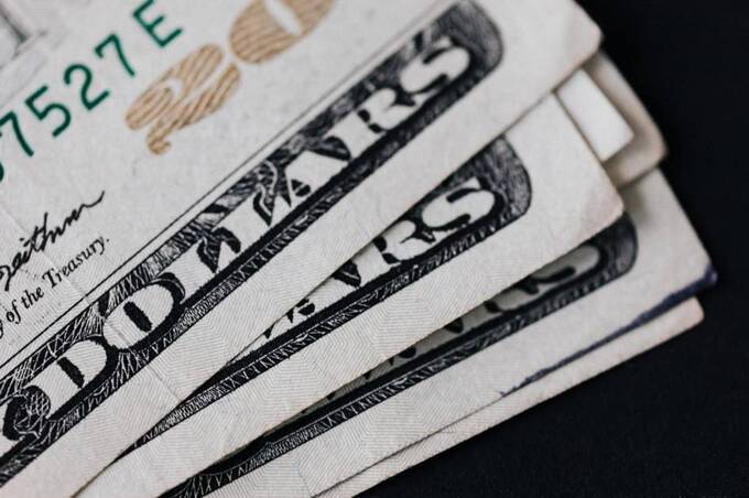 НБУ оновив курс валют: скільки коштує євро, долар та злотий у суботу, 6 грудня