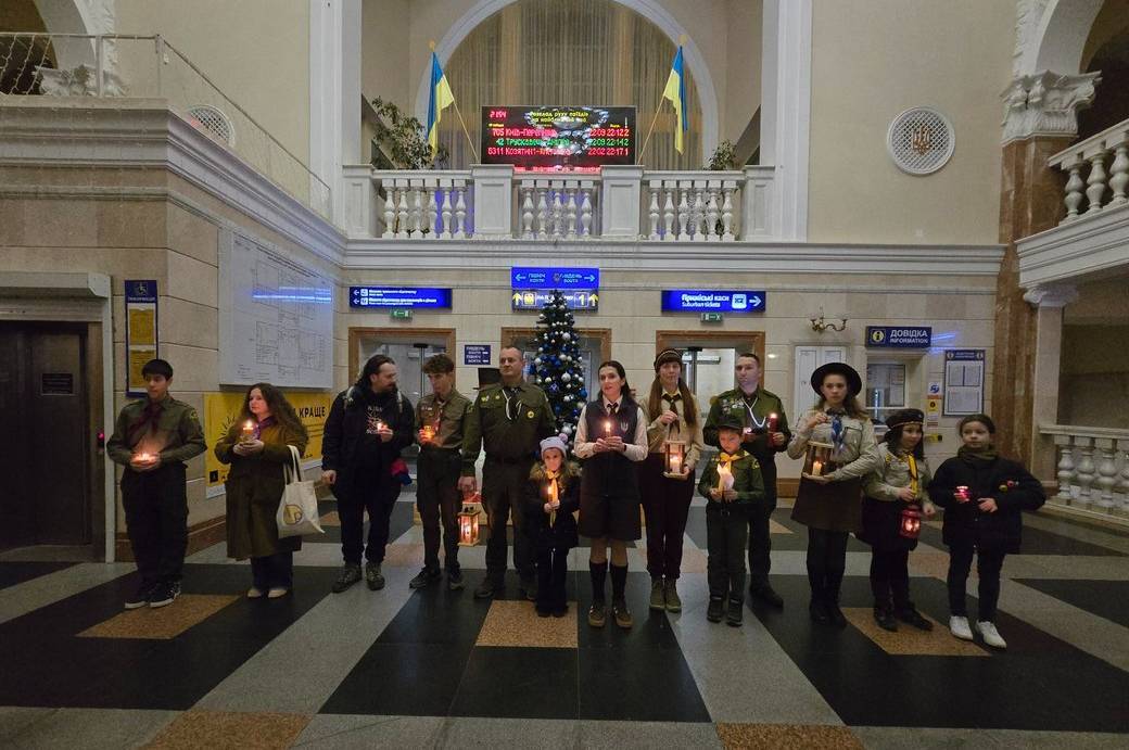 Вінничани зустріли Вифлеємський вогонь миру на залізничному вокзалі