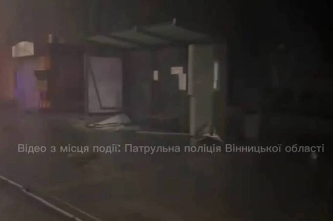 Водій «під кайфом» розтрощив зупинку та електроопору на Соборній у Вінниці