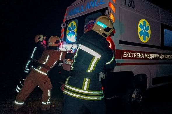 У Козятинській громаді рятувальники «голими руками» витягли швидку з грязюки