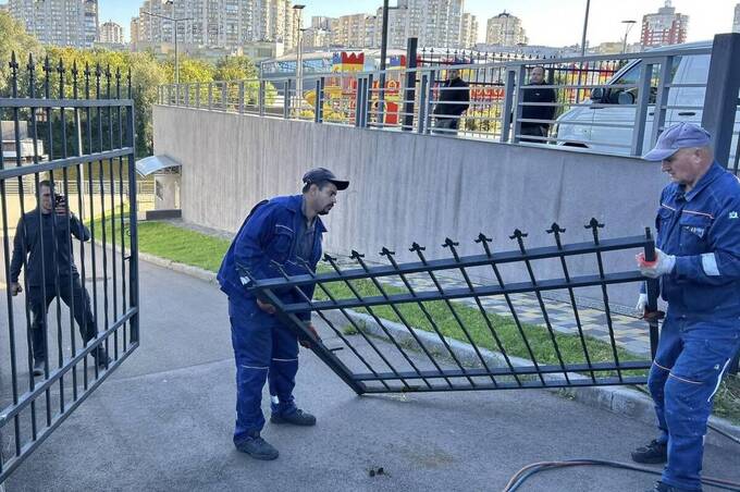 Самовільно встановлені огорожі між будинками на Бортняка та Зодчих приберуть до кінця грудня