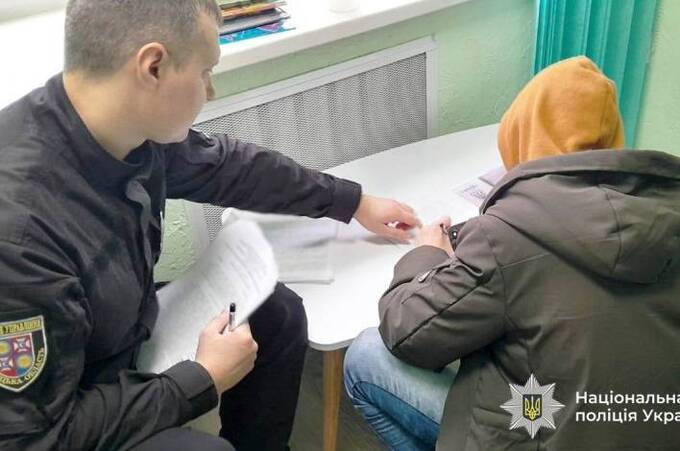 Слідчі повідомили про підозру 15-річному хлопцю, який напав на дівчинку у під’їзді