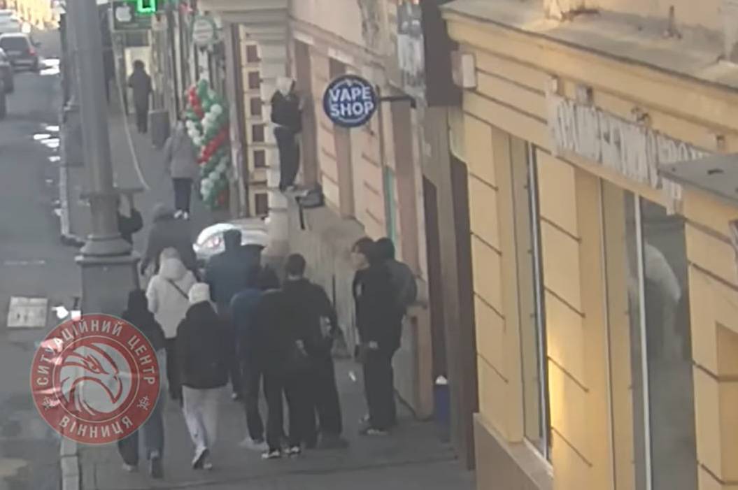 «Контент» за будь-яку ціну: підлітків упіймали на розписуванні будівлі в центрі Вінниці
