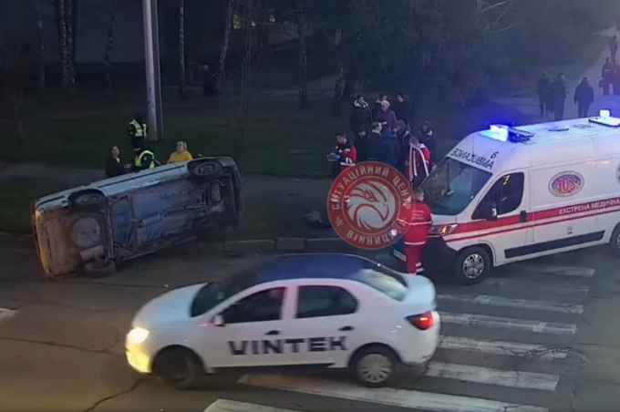 У Вінниці на перехресті Політехнічної та Порика перекинувся автомобіль після ДТП (відео)