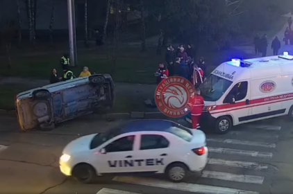У Вінниці на перехресті Політехнічної та Порика перекинувся автомобіль після ДТП (відео)