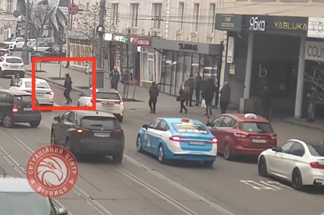 На Соборній у Вінниці водій Toyota збив дівчину на пішохідному переході