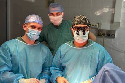 Хірурги "Пироговки" врятували руку пацієнту завдяки надскладній реконструктивній операції