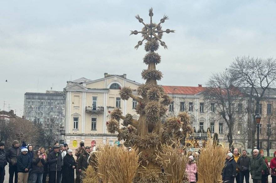 Біля Вінницької вежі встановили чотириметровий дідух (фото)