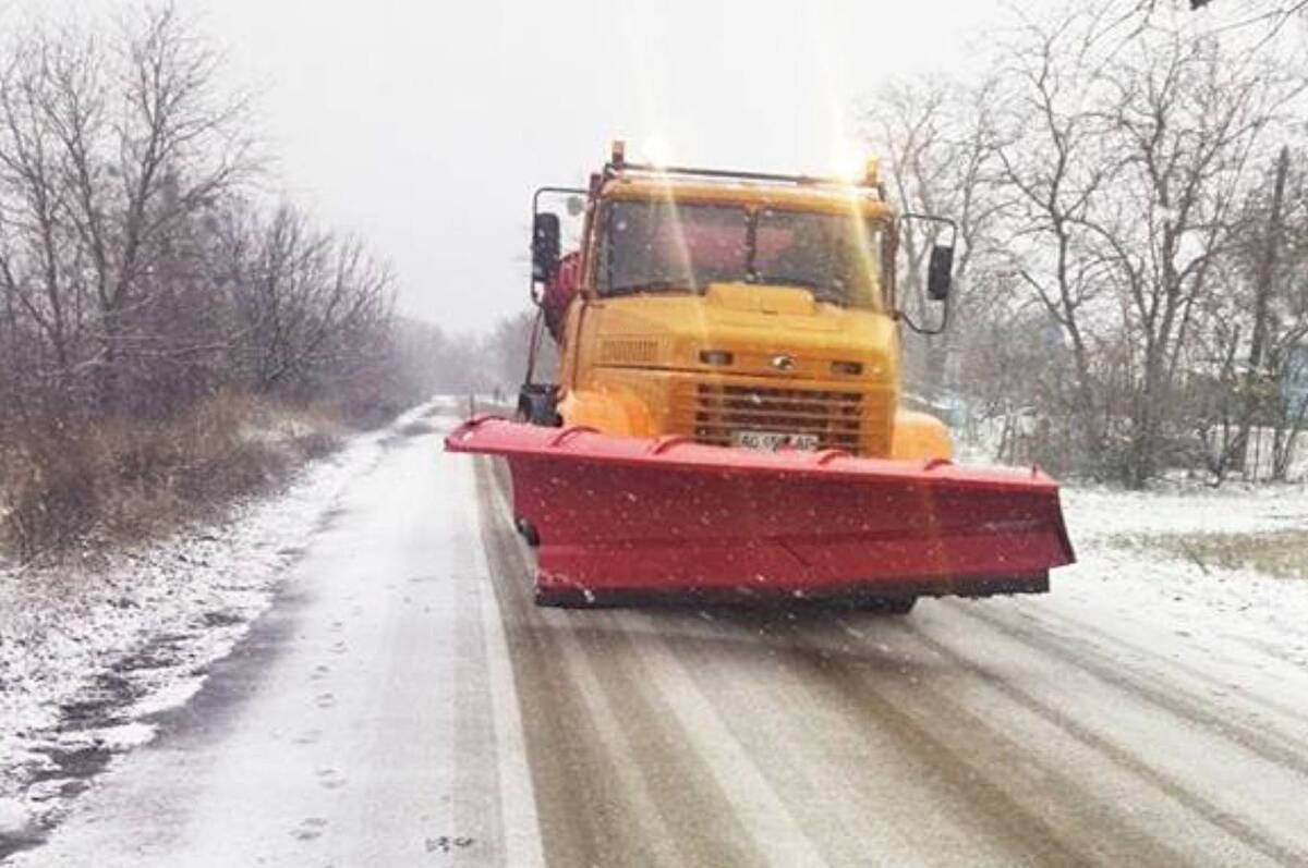 Сніг і морози на підході: дорожні служби Вінниччини перейшли на цілодобовий режим