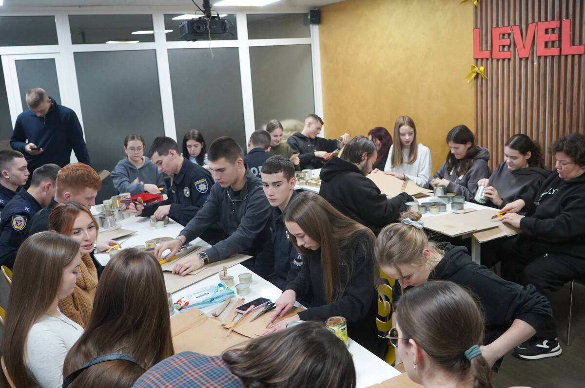 У Вінниці виготовили 500 окопних свічок для військових в межах благодійної акції