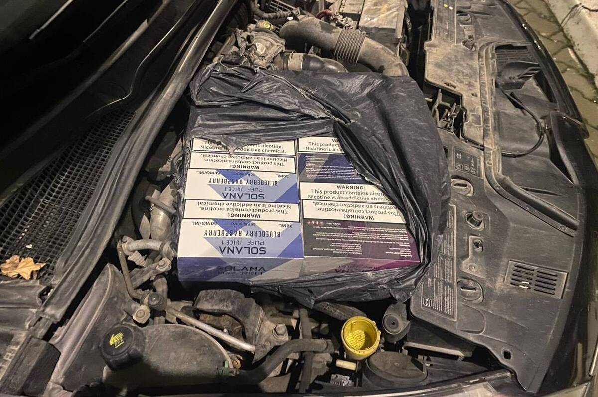 Сховав навіть у моторному відсіку: на кордоні зупинили авто з контрабандою електросигарет