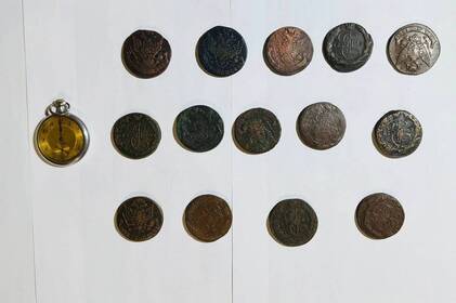 Вінницькі митники передали музею старовинні монети та швейцарський годинник (фото)