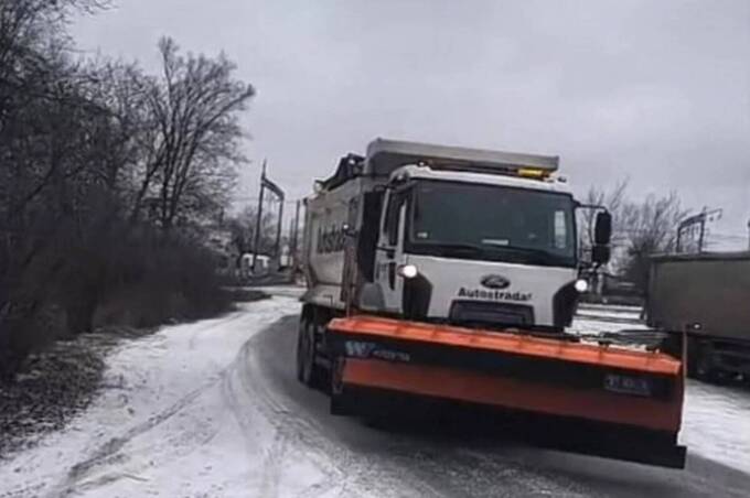 На Вінниччині активно розчищають дороги від снігу