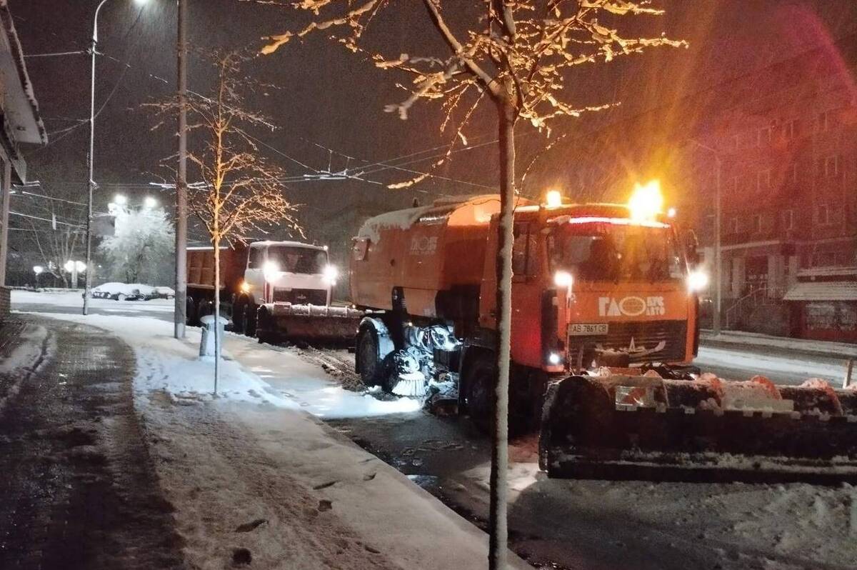 Комунальники працюють без упину: як у Вінниці борються з негодою