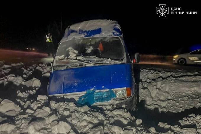 Негода на Вінниччині: ДСНС рятували людей зі снігових заметів і прибирали дерева з доріг