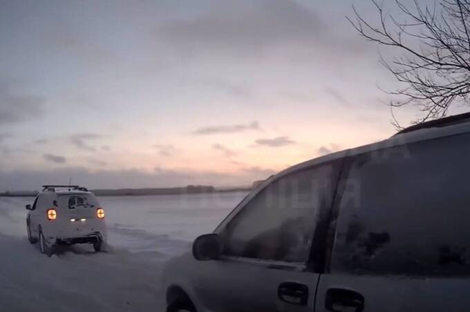 Патрульні врятували авто зі снігового полону на трасі у Хмільницькому районі (відео)