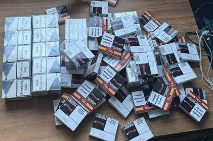 По 50 пачок на кожній нозі: вінницькі митники викрили спробу контрабанди сигарет