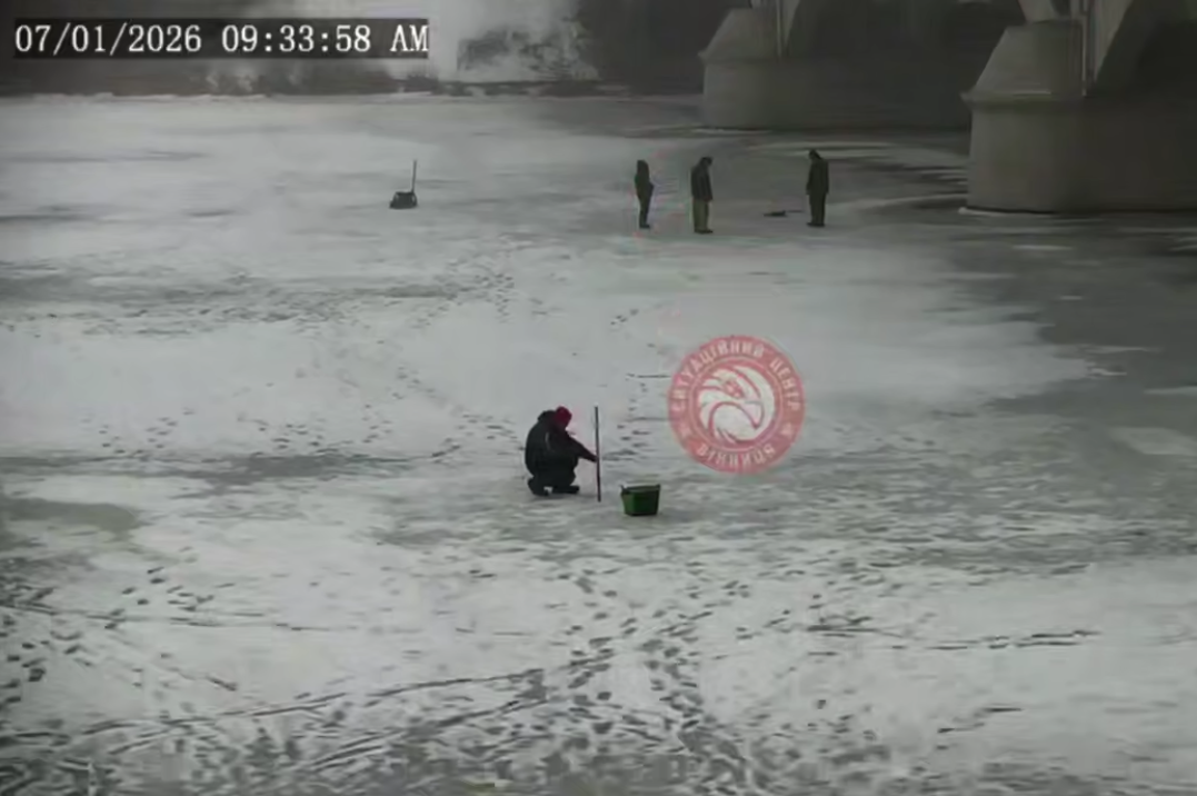 У Вінниці камери зафіксували масовий вихід рибалок на лід (відео)