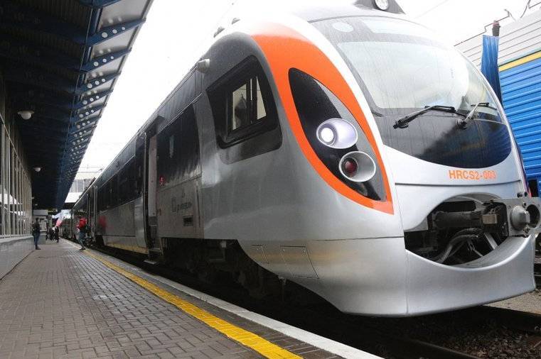 Безпека понад швидкість: Укрзалізниця оновила графіки руху і відкрила продаж квитків