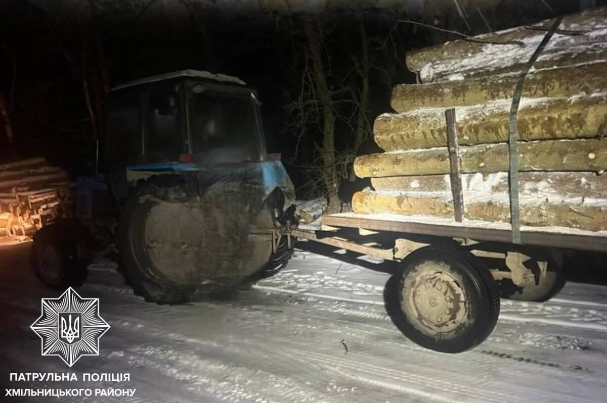 У Хмільницькому районі затримали водія трактора з деревиною без документів