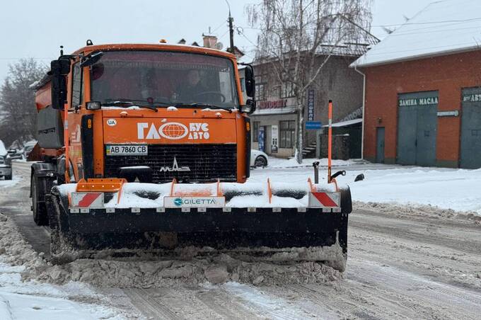 Зима випробовує місто: комунальні служби працюють у посиленому режимі