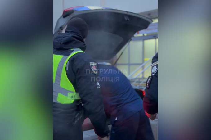 Кожна хвилина — вирішальна: у Вінниці патрульні супроводили донорське серце до лікарні (відео)